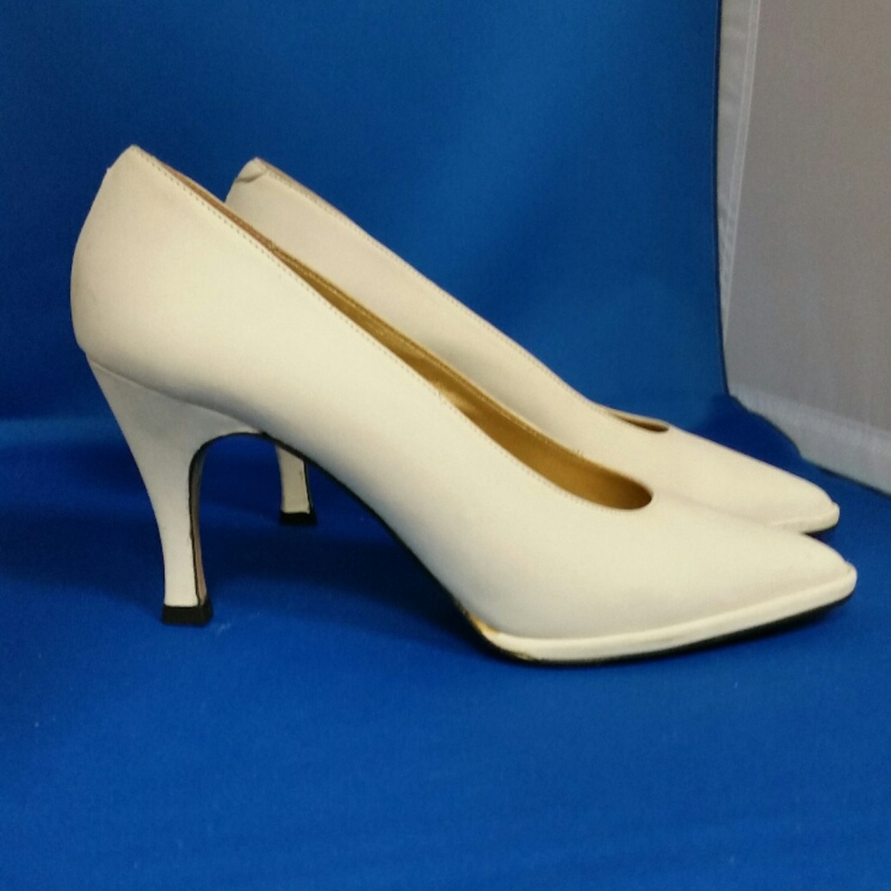 Morgan Taylor Bone Nubuck pumps, Size 6.5m